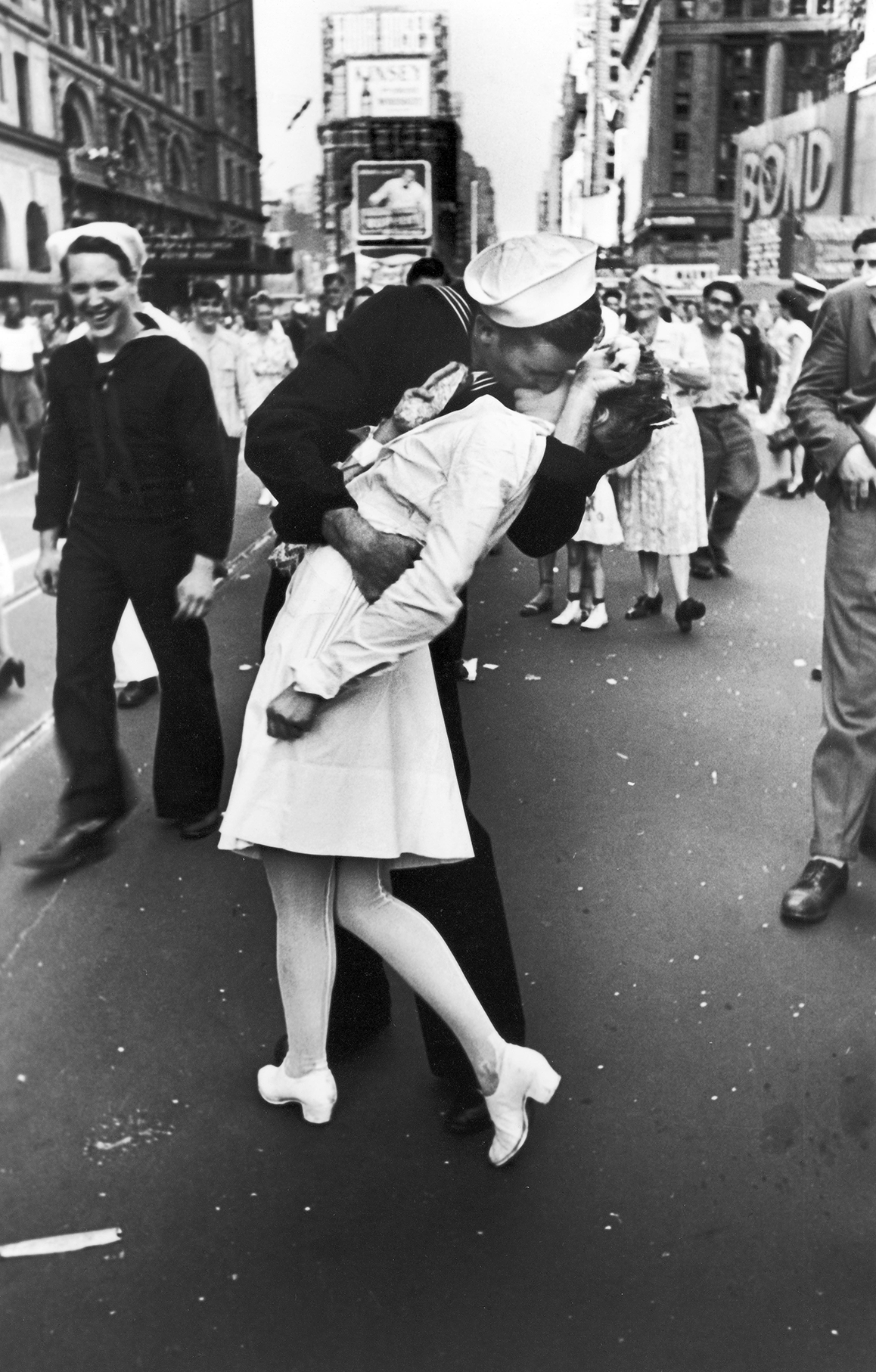 Raising a leg while kissing (standing)